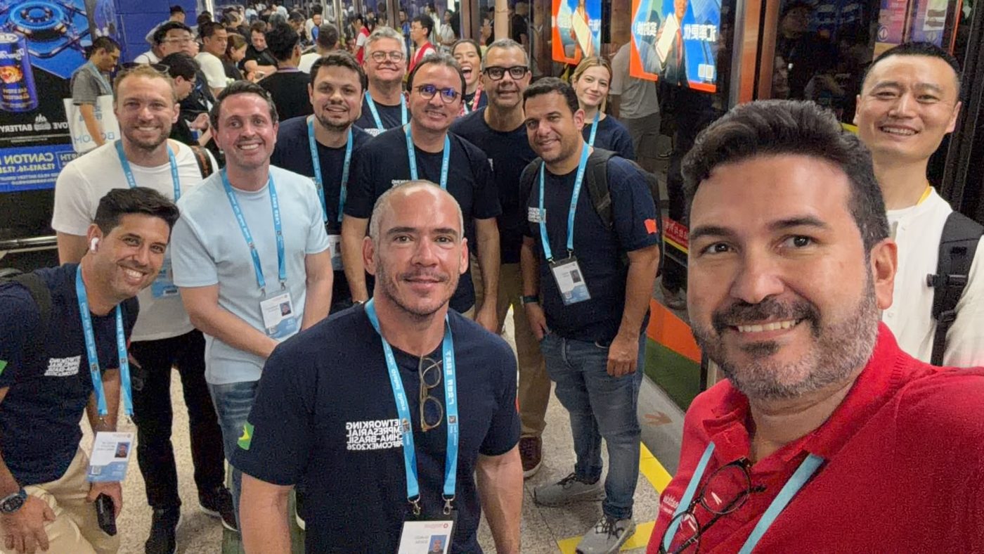 Grupo da missão PBF Comex reunido em um corredor de pavilhão da Canton Fair