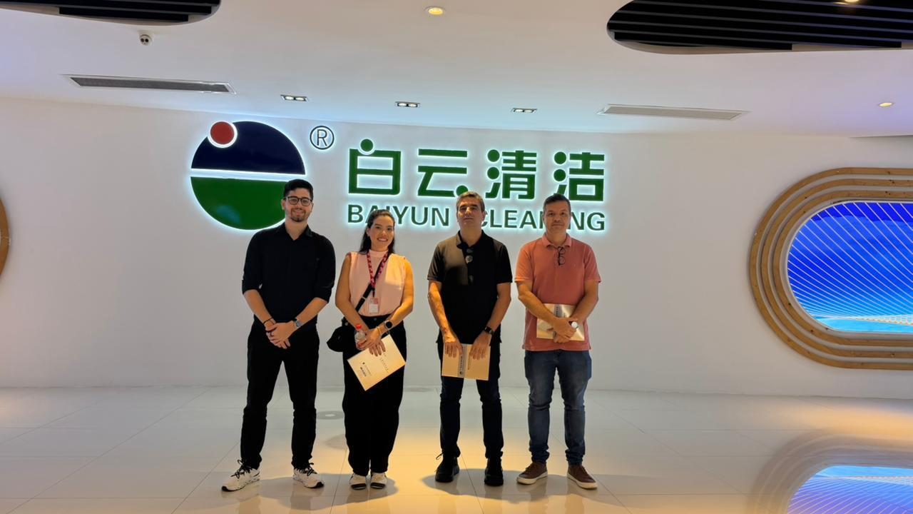 Participantes da missão PBF Comex recebidos no hall de uma fábrica chinesa durante visita de inspeção