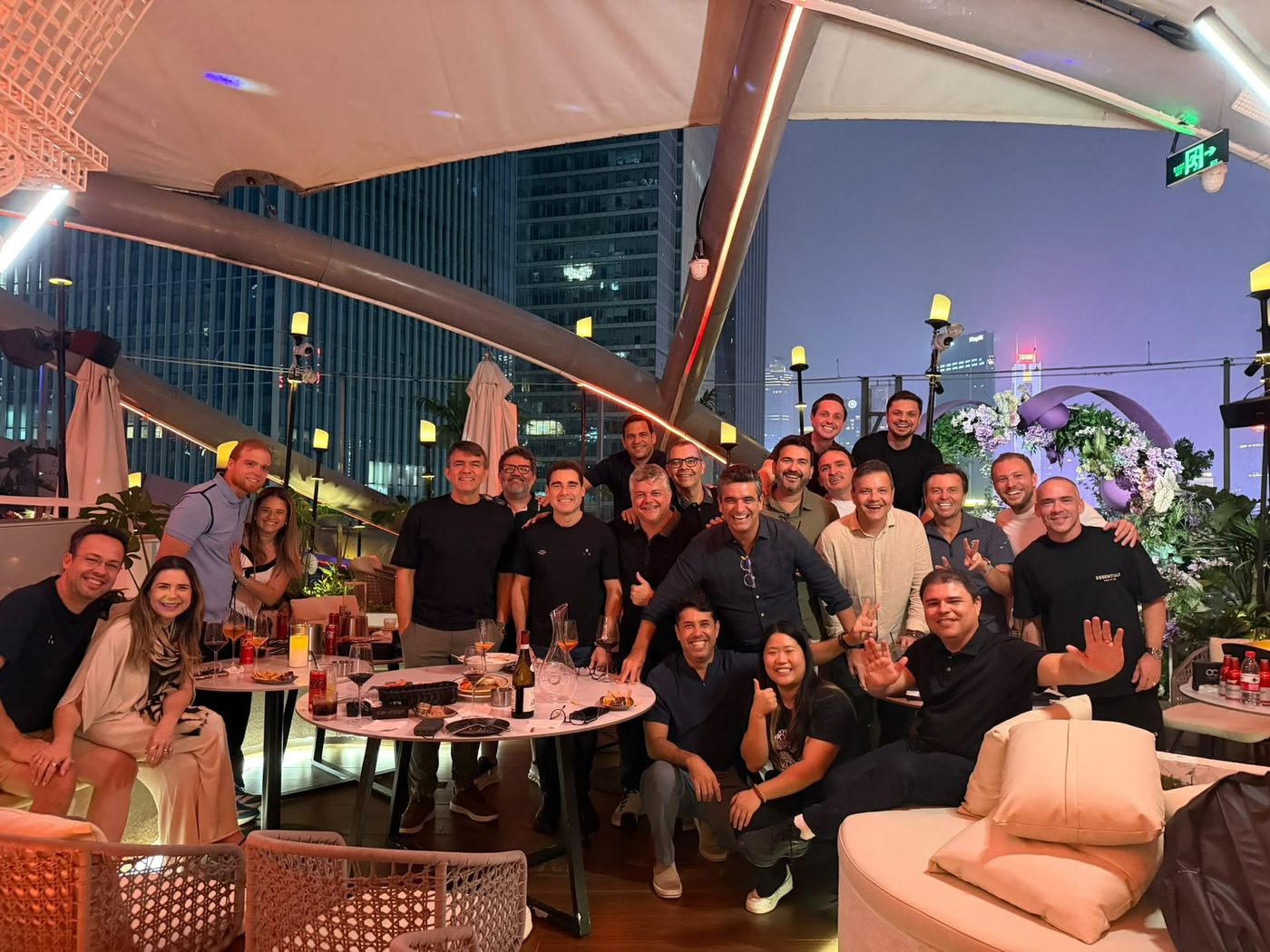 Participantes da missão empresarial reunidos ao fim de um dia de feira, em Guangzhou