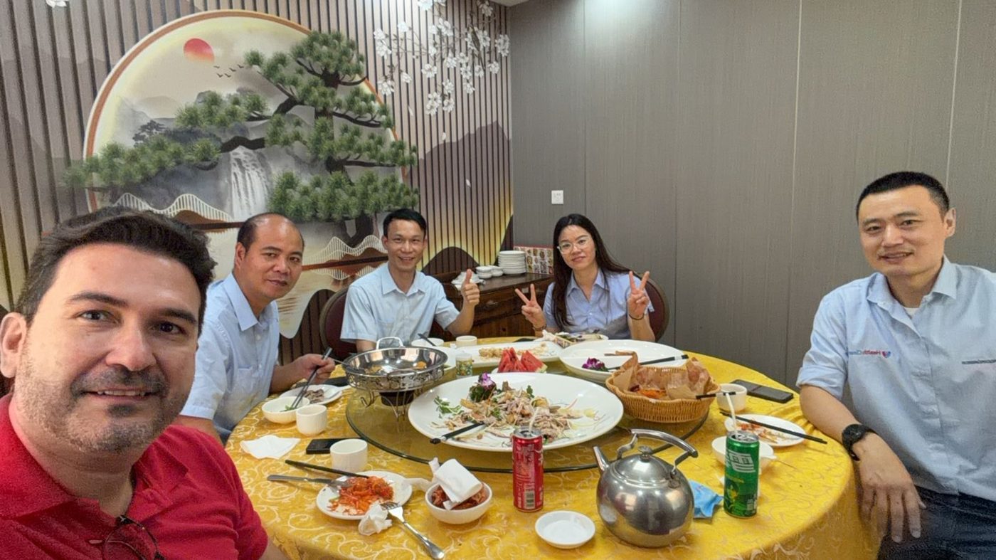 Equipe da PBF Comex reunida com representantes de um fornecedor chinês em almoço de negócios durante a missão