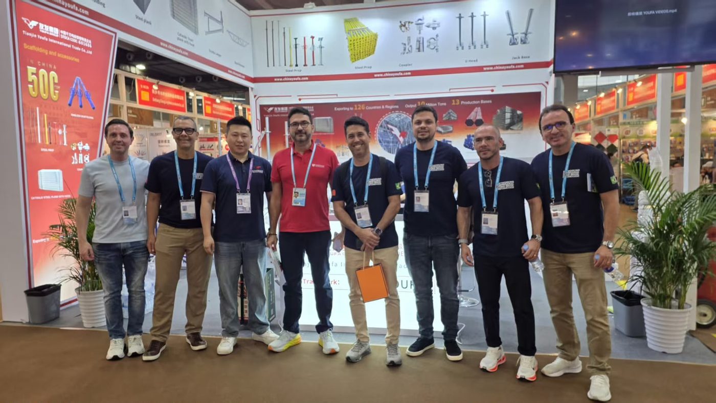 Empresários brasileiros da missão PBF Comex no stand de um fabricante chinês de andaimes e estruturas metálicas na Canton Fair